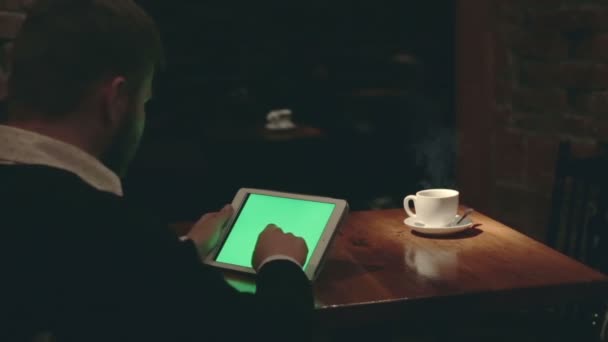Cafe içinde kır manzarası tarz içinde yeşil ekranlı Tablet PC'yi kullanma — Stok video