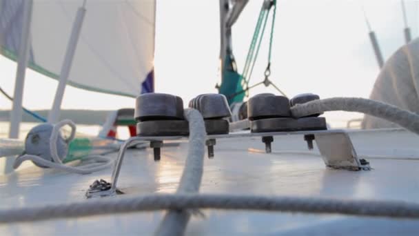 Détails nautiques sur le pont du navire avec cordes . — Video