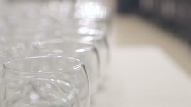 Set de vasos sobre la mesa — Vídeo de stock