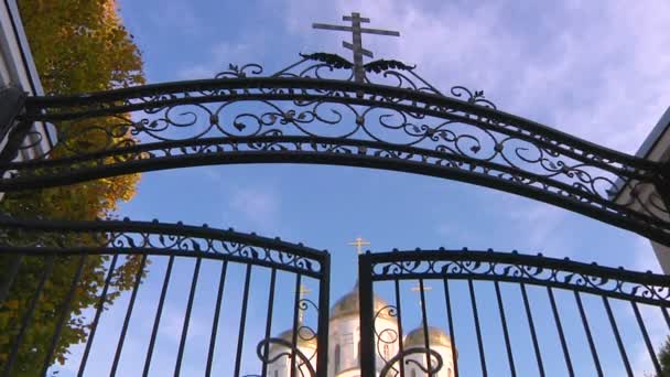 Kyrkan står bakom en intrikat smidesjärn gate — Stockvideo