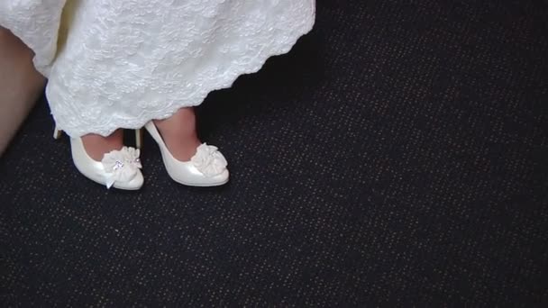 Надеть свадебные туфли на невесту — стоковое видео