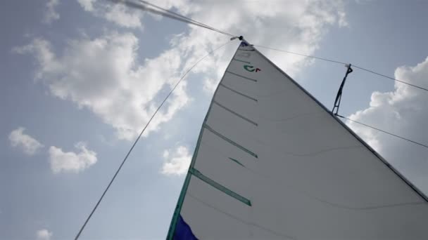 青い澄んだ空で発生したアクションの白い帆のヨット — ストック動画
