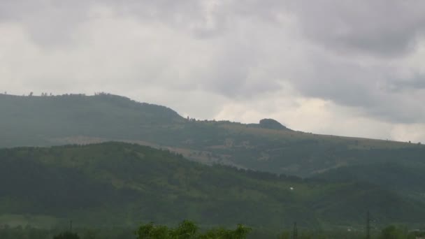 Chuva e nuvem paisagem vale da montanha, Karpaty, Ucrânia — Vídeo de Stock