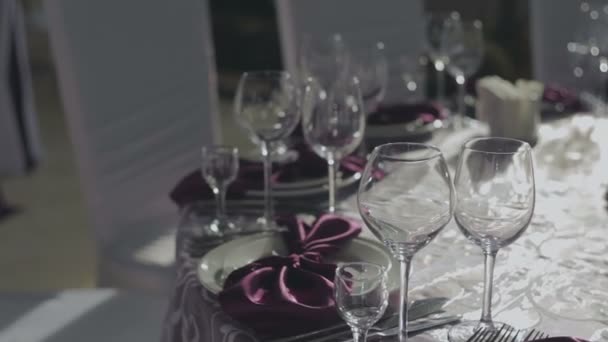 Served table in restaurant with dishes and glasses — Stock Video