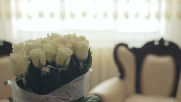 White room interior, window, white roses, pillows — Stock Video