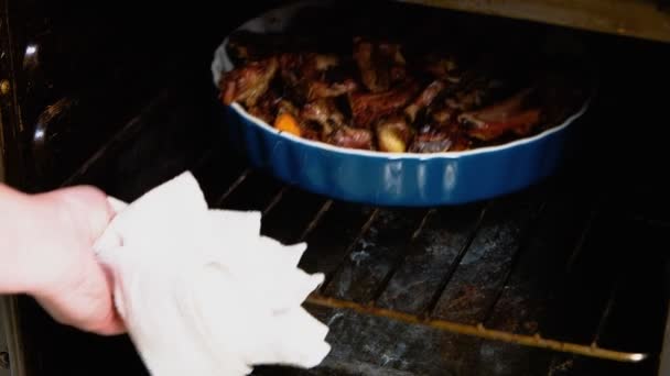 De ribben vlees in de oven bakken. Vrouwelijke hand mengen vlees. — Stockvideo