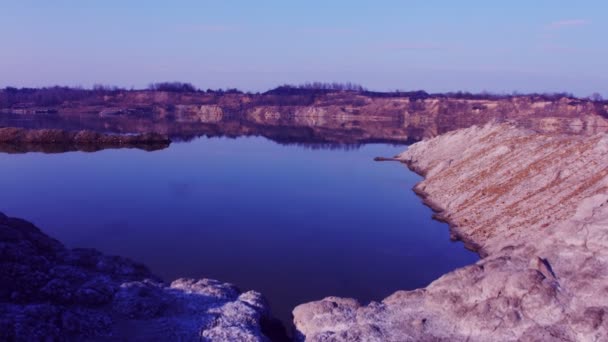 Lago rojo brillante con playa de arena — Vídeos de Stock