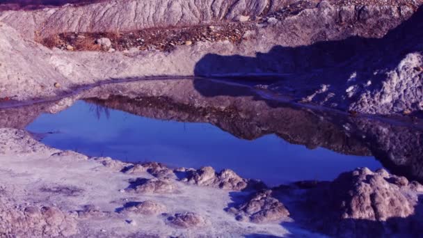 Blauwe water in rode krater. Fantastische geschoten met verbazingwekkende kleurtoon. — Stockvideo