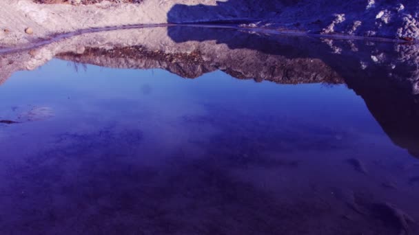 Agua limpia con agua azul clara y orilla roja . — Vídeos de Stock