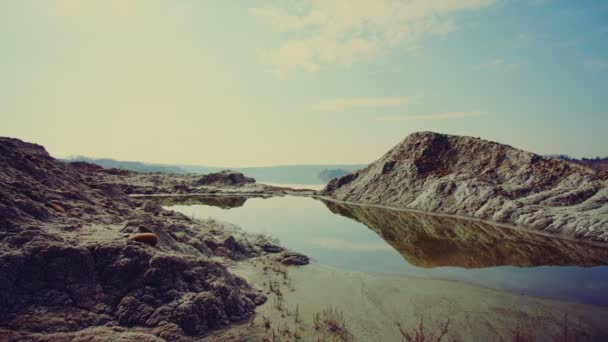 Water in rode krater. Geologische landschap. — Stockvideo