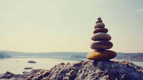 Piramide di pietre su una collina di sabbia . — Video Stock