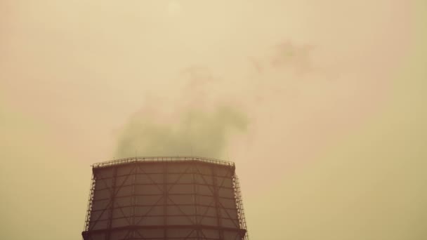イエロー ・ スカイに石炭発電所の冷却塔を出る蒸気 — ストック動画