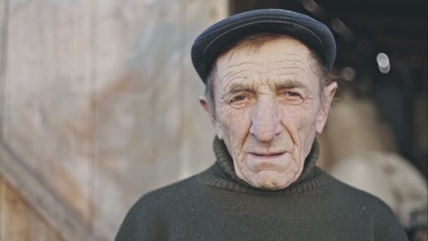 Homeless old village man — Stock Video