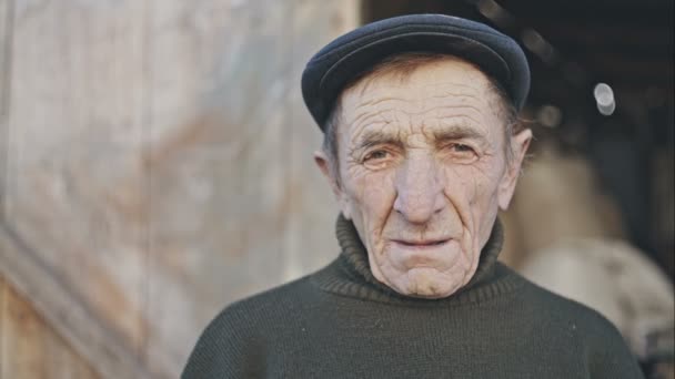 Sem-teto velho homem da aldeia — Vídeo de Stock