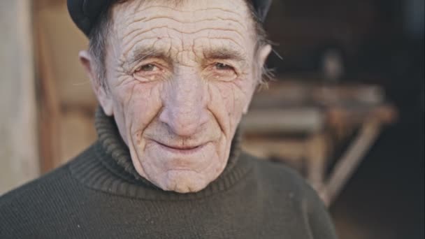 Zbliżenie portret ekspresyjny starca w jego 80. — Wideo stockowe