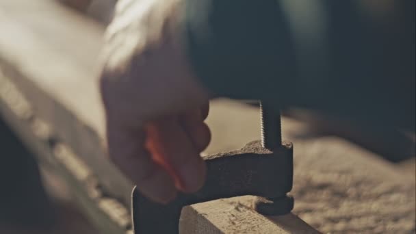 Vecchio falegname di legno gira il pezzo nel morsetto — Video Stock