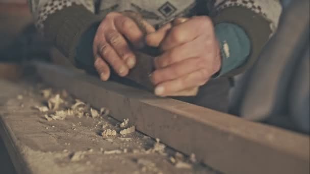 Artesano senior trabajando con cepilladora en poste de madera en su taller — Vídeo de stock