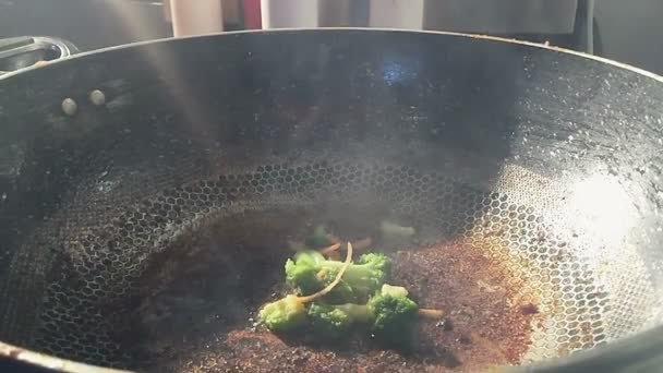 Verduras volando en el aire, siendo volteadas de una sartén — Vídeos de Stock