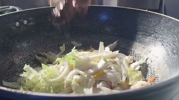 Жареная курица с овощами в сковороде — стоковое видео