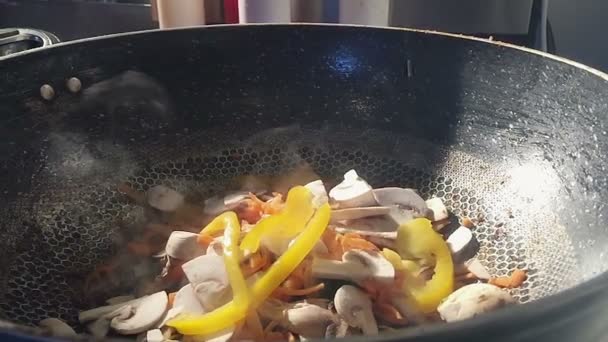 Жареные китайские овощи медленно падают на сковороду — стоковое видео