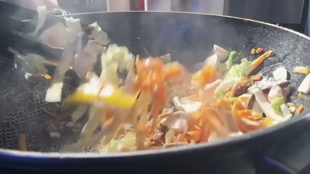 Змішані овочі на сковороді — стокове відео