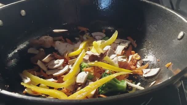 Sült friss vegetáriánus ételek. A serpenyő alá Cusco csirkehús. — Stock videók