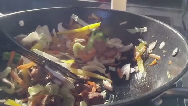 Frisches vegetarisches Essen braten. Kochlöffel mixen. — Stockvideo