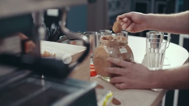 Çikolata meşrubatını yemek. Tatlım, kakao ve süt yapılmış özgün içki. — Stok video