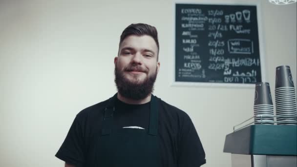 Propriétaire de petite entreprise prospère debout avec les bras croisés avec l'employé . — Video