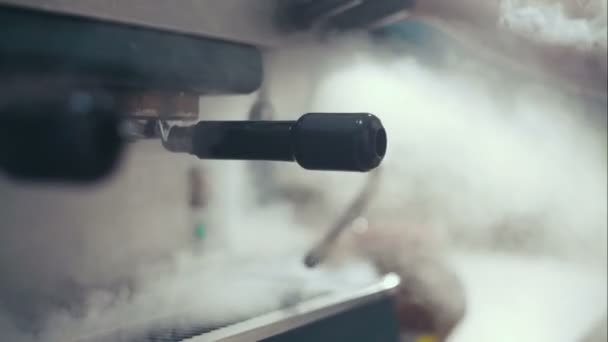 La machine à café produit de la vapeur. Préparation aux travaux . — Video