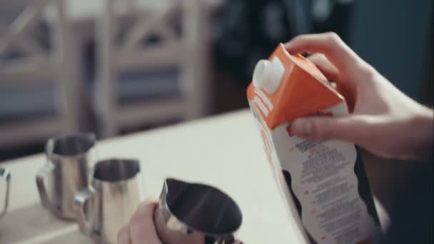 Barista ręce jest mleko spływał Dokonywanie cappuccino. — Wideo stockowe