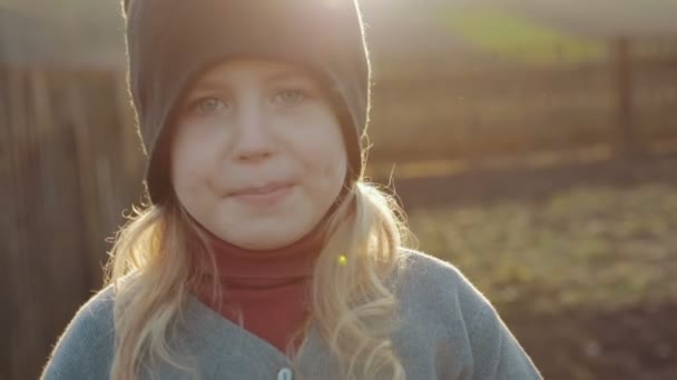 Porträtt av glad liten pojke i trädgården. — Stockvideo