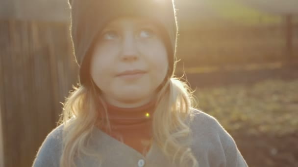 Happy Little Girl sonhos sobre o fundo da natureza — Vídeo de Stock