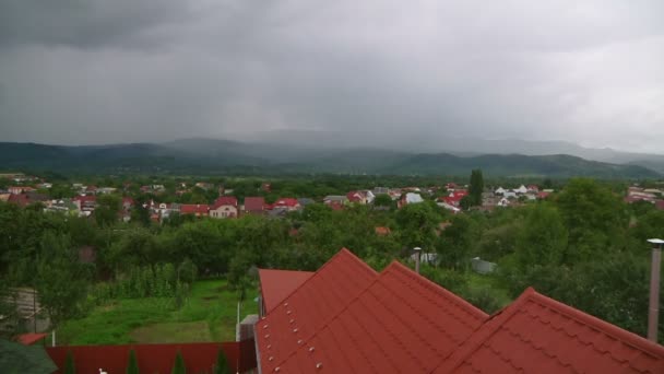 Regen im Bergdorf — Stockvideo