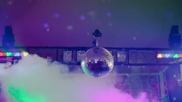 Partij lichten disco bal in rook — Stockvideo