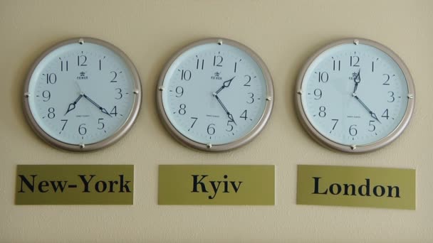 Tres relojes que muestran las zonas horarias de Nueva York, Londres y Kiev — Vídeo de stock