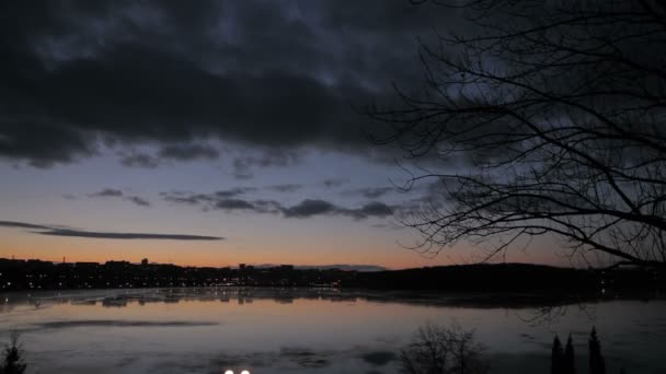 傍晚时分在湖上 — 图库视频影像