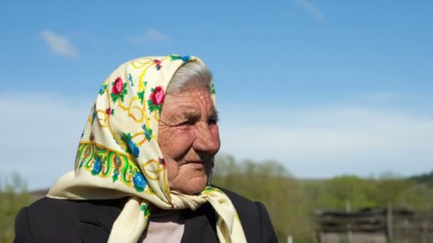 Portret van volwassen oude vrouw — Stockvideo