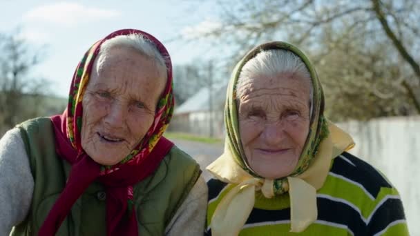 Mujer mayor, madre de 80 años y su hija de 60 — Vídeo de stock