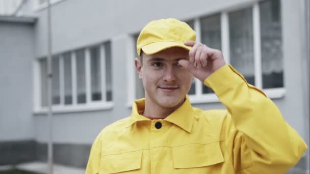 Trabajador feliz en ropa de trabajo amarilla — Vídeo de stock