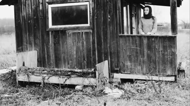 那个可怜的女孩，在旧的战后建筑的门槛上。原始视频记录. — 图库视频影像