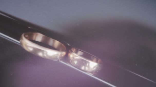 Dos anillos de boda en signo de infinito. Concepto de amor . — Vídeos de Stock