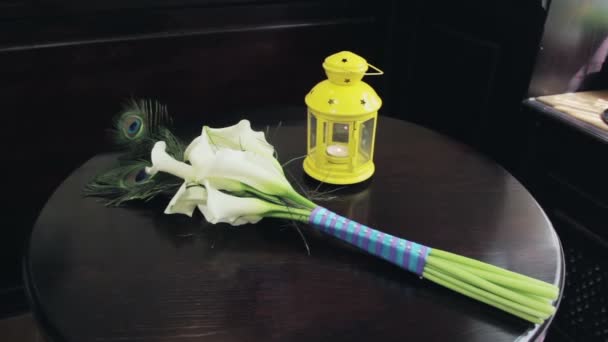 Still life of bouquet of callas with wedding rings. — Stock Video