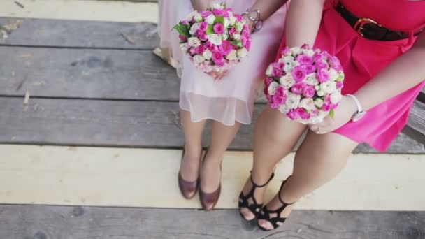 Bouquet de mariage d'une mariée et demoiselle d'honneur — Video