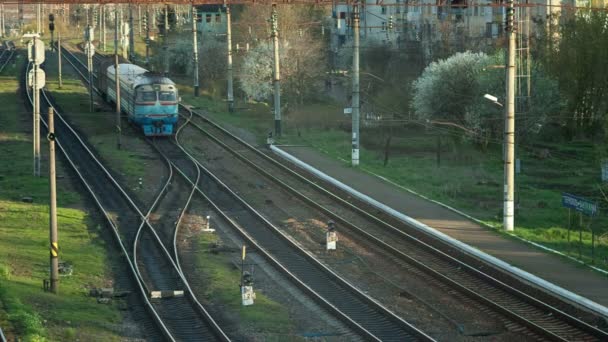 Cruce de un conjunto de vías de ferrocarril cerca de la estación — Vídeo de stock