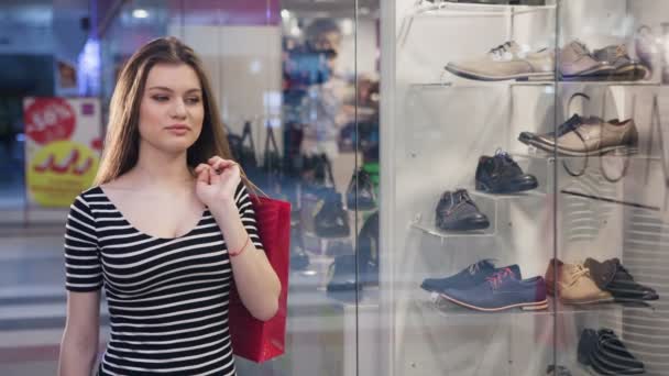 Tempo de compras, mulher olhando para janelas, dof rasa — Vídeo de Stock