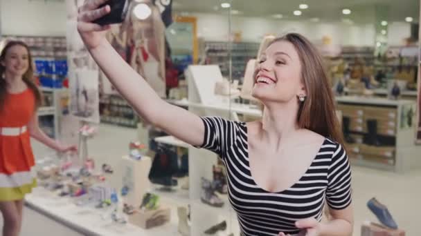 Két boldog meg véve selfie közben shopping mall — Stock videók