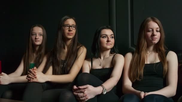 Les jeunes filles sur une conversation dans une chambre noire — Video