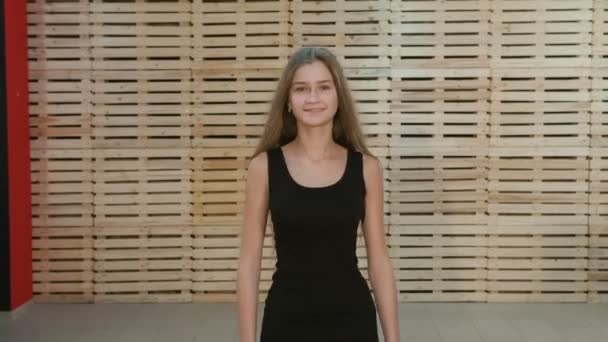 Young female model at fashion show — Stock Video