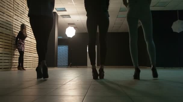 Against the background of long legs model girl runs along the catwalk. Casting models. — Stock Video